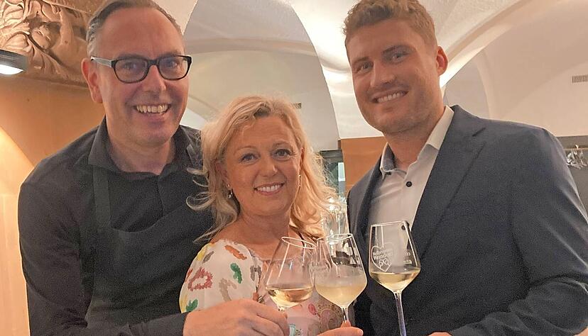 Ein Hoch auf die Premiumweine des Heilbronner Weindorfs mit (von links) Rainer Mosthaf, Natalie Lumpp und Daniel Drautz. Ein Hoch auf die Premiumweine des Heilbronner Weindorfs mit (von links) Rainer Mosthaf, Natalie Lumpp und Daniel Drautz.