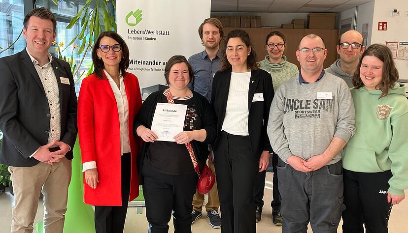 Rita Schwarzelühr-Sutter, Parlamentarische Staatssekretärin im Bundesumweltministerium (Zweite von links), übergab die Förderurkunde an die Vertreter des Vereins Lebenswerkstatt und den örtlichen Werkstattrat. Rita Schwarzelühr-Sutter, Parlamentarische Staatssekretärin im Bundesumweltministerium (Zweite von links), übergab die Förderurkunde an die Vertreter des Vereins Lebenswerkstatt und den örtlichen Werkstattrat.