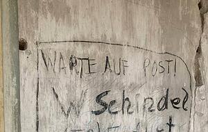 Zu DDR-Zeiten gab es offenbar auch Ausflügler, die in den "Lost Place" Schloss Schwarzburg einstiegen. Spuren wie dieses Graffiti zeugen davon. Zu DDR-Zeiten gab es offenbar auch Ausflügler, die in den "Lost Place" Schloss Schwarzburg einstiegen. Spuren wie dieses Graffiti zeugen davon.