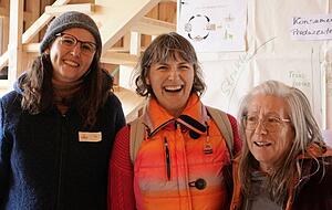 Vorstandsmitglied Angelika Hermann (rechts) freut sich mit Vereinsmitgliedern &uuml;ber den Erfolg von Solawi.