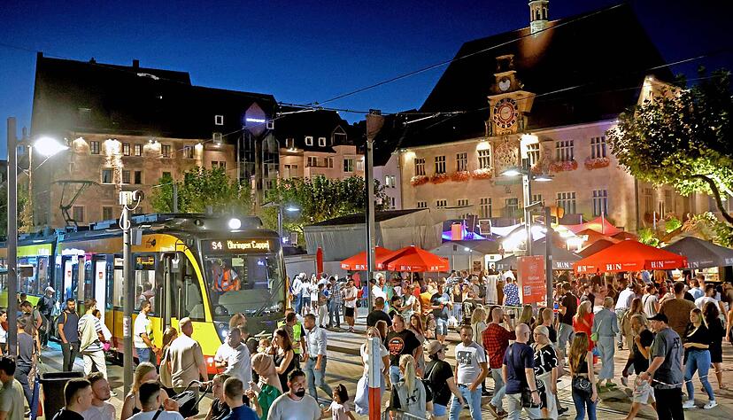 Das Heilbronner Weindorf ist ein Besuchermagnet, zumindest unter der Woche, sonntags läuft weniger. Drum fällt der zweite Sonntag 2024 sogar flach. Das Heilbronner Weindorf ist ein Besuchermagnet, zumindest unter der Woche, sonntags läuft weniger. Drum fällt der zweite Sonntag 2024 sogar flach.