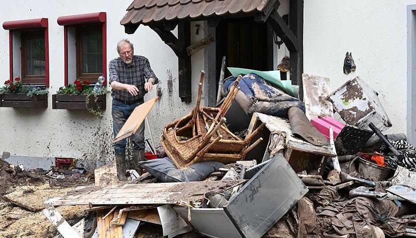 Werner Diggelmann aus Klaffenbach r&auml;umt Schutt aus seinem Haus. Nach einem Unwetter und einem Hochwasser wurde sein Haus &uuml;berschwemmt.
