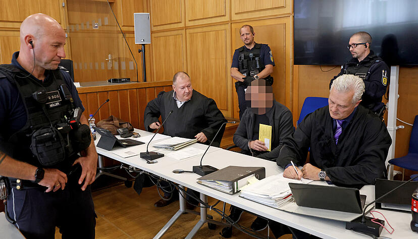 Weil er Anfang des Jahres zwei Kollegen erschossen und einen weiteren schwer verletzt haben soll, muss sich der 53 Jahre alte Angeklagte vor Gericht verantworten. Weil er Anfang des Jahres zwei Kollegen erschossen und einen weiteren schwer verletzt haben soll, muss sich der 53 Jahre alte Angeklagte vor Gericht verantworten.