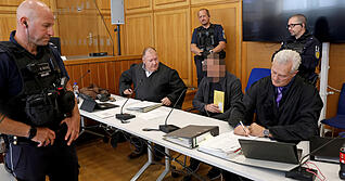 Weil er Anfang des Jahres zwei Kollegen erschossen und einen weiteren schwer verletzt haben soll, muss sich der 53 Jahre alte Angeklagte vor Gericht verantworten.