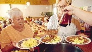Paprikagulasch mit breiten Nudeln und Salat gibt es zum Hauptgang im evangelischen Gemeindehaus in Oberstenfeld.Foto: Werner Kuhnle