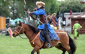 Sch&uuml;tzen und Waffen soweit das Auge reicht: Damit Besucher eine Zeitreise ins Mittelalter machen k&ouml;nnen, sind die Akteure authentisch ausger&uuml;stet. Foto: Andreas Veigel