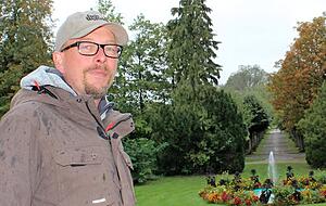 Rolf Schneider liebt die Natur. Als Gärtner sorgt er dafür, dass die gesamte Anlage schön und gepflegt ist. Rolf Schneider liebt die Natur. Als Gärtner sorgt er dafür, dass die gesamte Anlage schön und gepflegt ist.