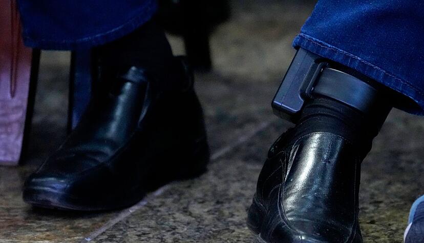 Die elektronische Fußfessel an Bolsonaros linkem Knöchel sorgt für Diskussionsstoff. (Archivbild) Die elektronische Fußfessel an Bolsonaros linkem Knöchel sorgt für Diskussionsstoff. (Archivbild)