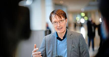 Twittert gerne Studien, sitzt in Talkshows und fordert seit Beginn der Pandemie dazu auf, strenge Corona-Maßnahmen zu ergreifen: Karl Lauterbach (SPD).
Foto: Kay Nietfeld