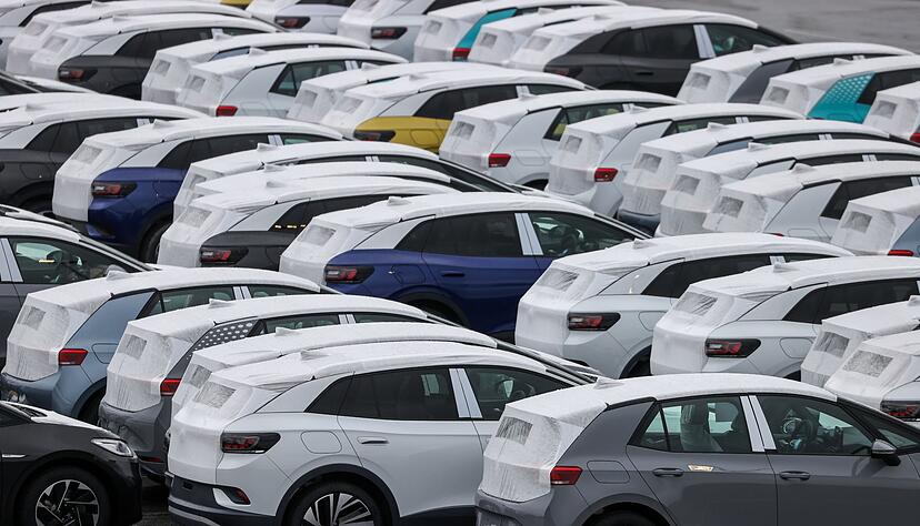 Neuwagen des Typs ID.3 und ID.4 stehen auf einem Parkplatz im Zwickauer Volkswagen-Werk.