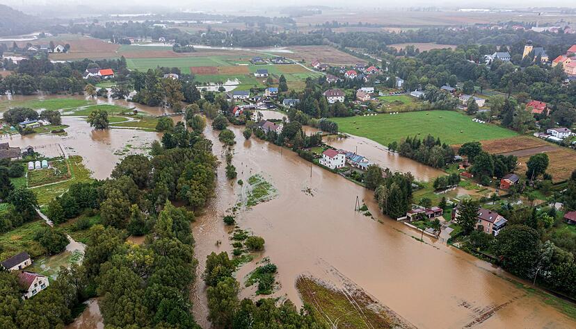 Ein mit einer Drohne aufgenommenes Luftbild zeigt eine überschwemmte Straße nach starkem Regen im Südwesten Polens. Ein mit einer Drohne aufgenommenes Luftbild zeigt eine überschwemmte Straße nach starkem Regen im Südwesten Polens.