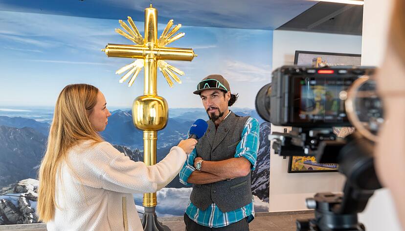 Ein Abbild des Kreuzes von Künstler Bernhard Rieger in der Bergstation ist offiziell für Aufkleber zugelassen. (Archivbild) Ein Abbild des Kreuzes von Künstler Bernhard Rieger in der Bergstation ist offiziell für Aufkleber zugelassen. (Archivbild)