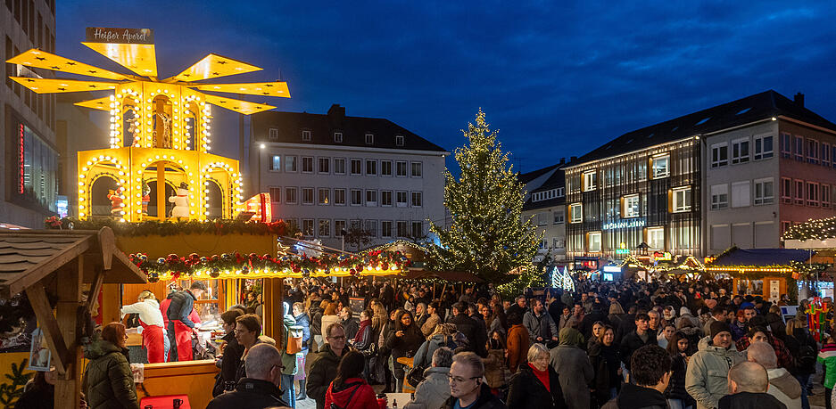 Stimmungsvoll vermitteln die Lichter und Dekorationen auf dem Heilbronner Weihnachtsmarkt weihnachtliche Atmosph&auml;re.