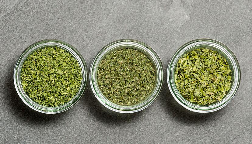 Die feinen Unterschiede beim W&uuml;rzen: Gew&uuml;rzmischung oder W&uuml;rzmischung? Ein Blick auf die Zutatenliste kl&auml;rt auf.