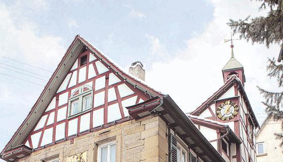 Die alte Turmuhr soll wieder ans Forchtenberger Backhaus angebracht werden. Das seltene Fundstück wurde auf einer Bühne entdeckt.
Foto: Frank Lutz