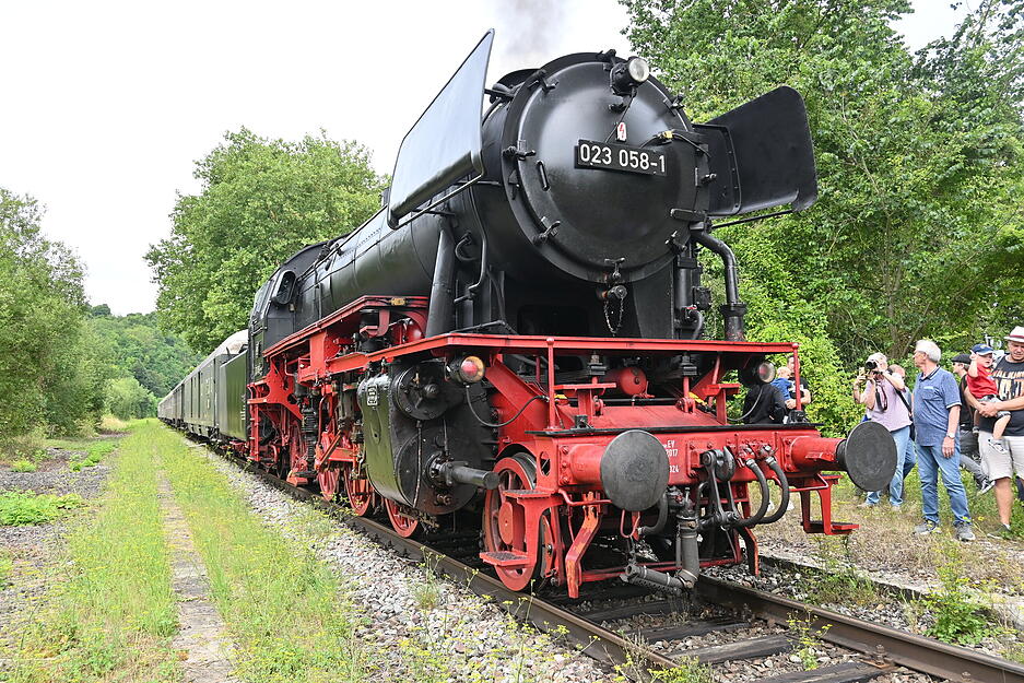 Zum Start in die Sommerferien bot die DBK Historische Bahn ein besonderes Ausflugsprogramm für Familien, Freunde und Eisenbahnfans an: Eine Dampflok fuhr durch Hohenlohe. Zum Start in die Sommerferien bot die DBK Historische Bahn ein besonderes Ausflugsprogramm für Familien, Freunde und Eisenbahnfans an: Eine Dampflok fuhr durch Hohenlohe.