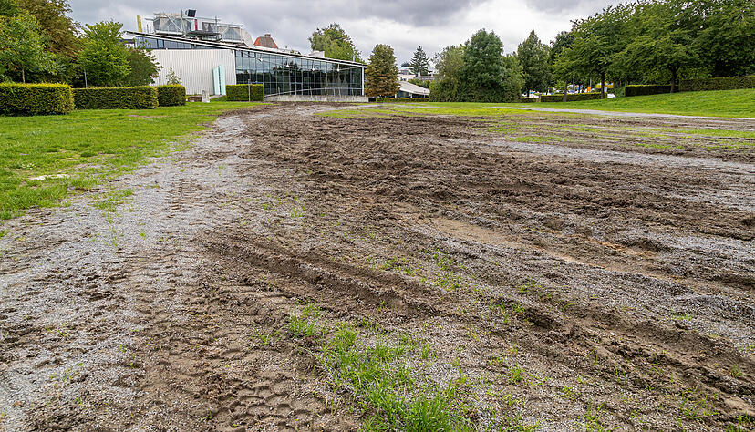 Beim „Dahoim Feschd“ Ende Juli blieb es bis zum Schlussakkord trocken, dann setze Regen ein – die Festwiese hat darunter stark gelitten.
Foto: Christiana Kunz