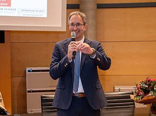 Bei der Wahl zum Oberbürgermeister von Bad Rappenau durfte sich Sebastian Frei am Sonntagabend freuen.