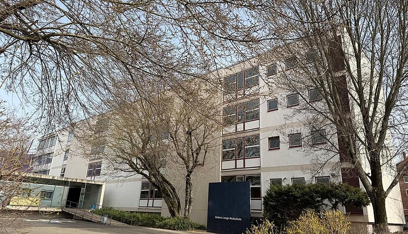 Vor der Helene-Lange-Realschule haben sich am Dienstag zahlreiche Jugendliche versammelt.