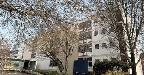 Vor der Helene-Lange-Realschule haben sich am Dienstag zahlreiche Jugendliche versammelt.