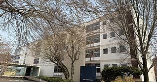 Vor der Helene-Lange-Realschule haben sich am Dienstag zahlreiche Jugendliche versammelt.