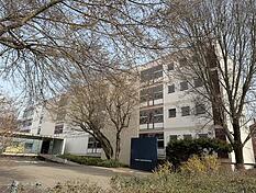 Vor der Helene-Lange-Realschule haben sich am Dienstag zahlreiche Jugendliche versammelt.