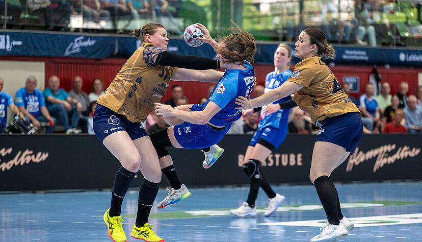 Das Angriffsspiel der Sport-Union um Alicia Soffel (Mitte) verfing sich h&auml;ufig im engmaschigen
Buxtehuder Abwehrnetz um Lin L&uuml;ck (links) und Carina Senel