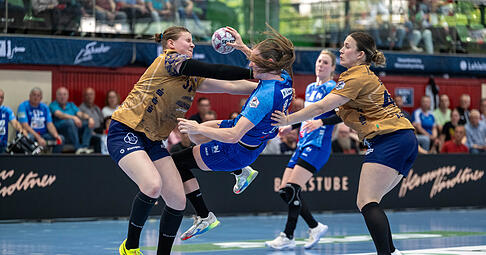 Das Angriffsspiel der Sport-Union um Alicia Soffel (Mitte) verfing sich h&auml;ufig im engmaschigen
Buxtehuder Abwehrnetz um Lin L&uuml;ck (links) und Carina Senel