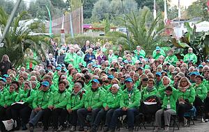 Ein letztes Mal kamen die Freunde am Montag vor der Sparkassenbühne zusammen, um Abschied zu feiern. Fotos: Yvonne Tscherwitschke Ein letztes Mal kamen die Freunde am Montag vor der Sparkassenbühne zusammen, um Abschied zu feiern. Fotos: Yvonne Tscherwitschke
