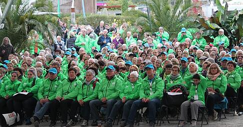 Ein letztes Mal kamen die Freunde am Montag vor der Sparkassenb&uuml;hne zusammen, um Abschied zu feiern. Fotos: Yvonne Tscherwitschke