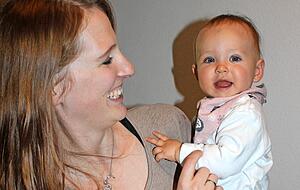 Lisa Rudolph mit T&ouml;chterchen Nora ist heute noch froh, dass sie zu Hause von einer Hebamme betreut wurde.