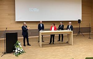 Von links: Jochen Werner von der Uniklinik Essen, Uwe Martens, Mitgründer des MOLIT-Instituts, Moderatorin Iris Baars-Werner, Reinhold Geilsdörfer, Geschäftsführer der Dieter-Schwarz-Stiftung und HNO-Klinikleiter Burkard Lippert. Von links: Jochen Werner von der Uniklinik Essen, Uwe Martens, Mitgründer des MOLIT-Instituts, Moderatorin Iris Baars-Werner, Reinhold Geilsdörfer, Geschäftsführer der Dieter-Schwarz-Stiftung und HNO-Klinikleiter Burkard Lippert.