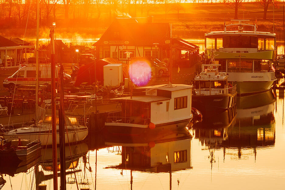 Schon in den fr&uuml;hen Morgenstunden wurden Vorbereitungen getroffen. Vom Hafen der Insel Poel starten die Helfer und Walexperten zu ihrem Einsatz am gestrandeten Buckelwal.