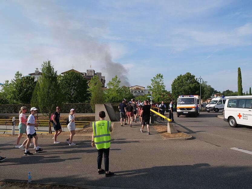 Rauch ist über einem Gebäude im Europa-Park zu sehen. Rauch ist über einem Gebäude im Europa-Park zu sehen.