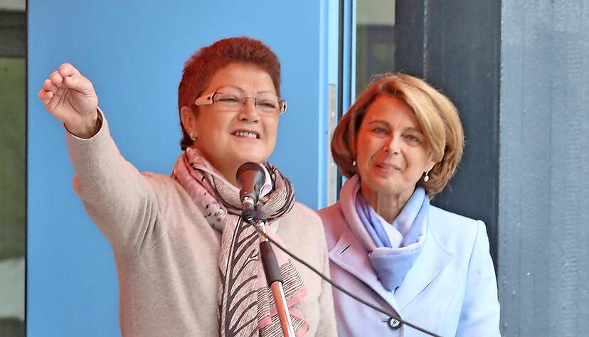 Agnes Christner (re.) dankt der früheren Kita-Leiterin Hildegard Etter-Ringhofer. Agnes Christner (re.) dankt der früheren Kita-Leiterin Hildegard Etter-Ringhofer.