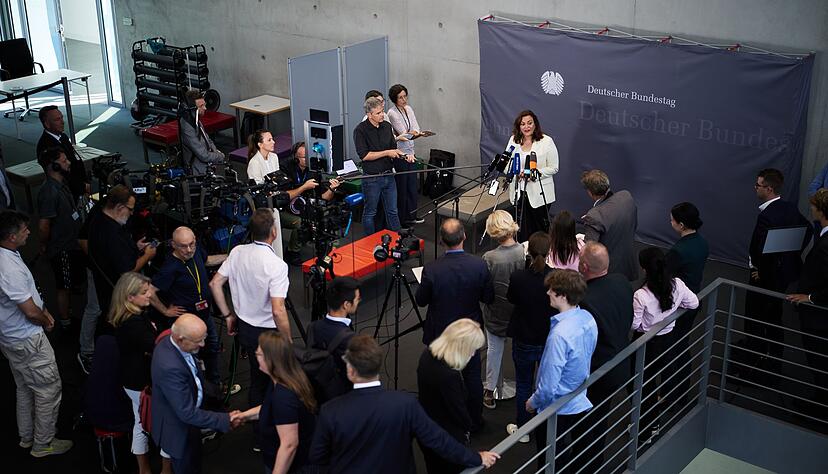 Die Vorsitzende der Enquete-Kommission gibt ein Statement nach der kosntituierenden Sitzung.