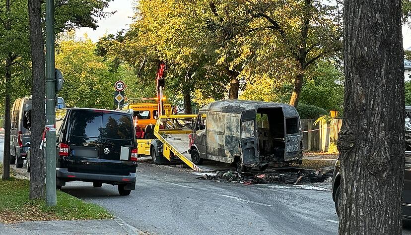 Mehrere Wagen gingen in Flammen auf.