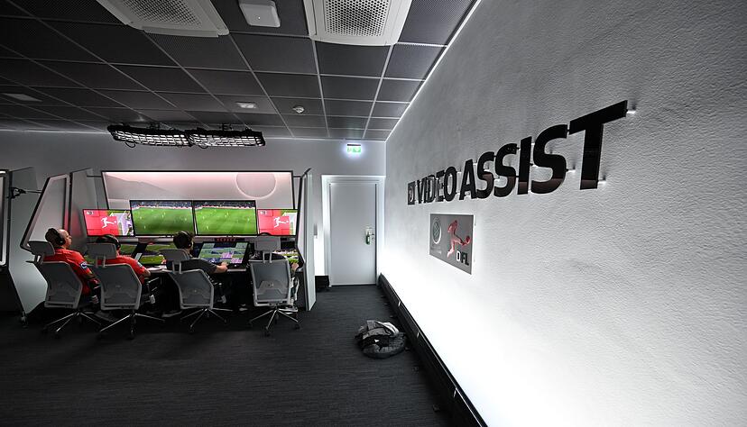 Die Arbeit an den Monitoren erfordert hohe Konzentration. (Archivbild)