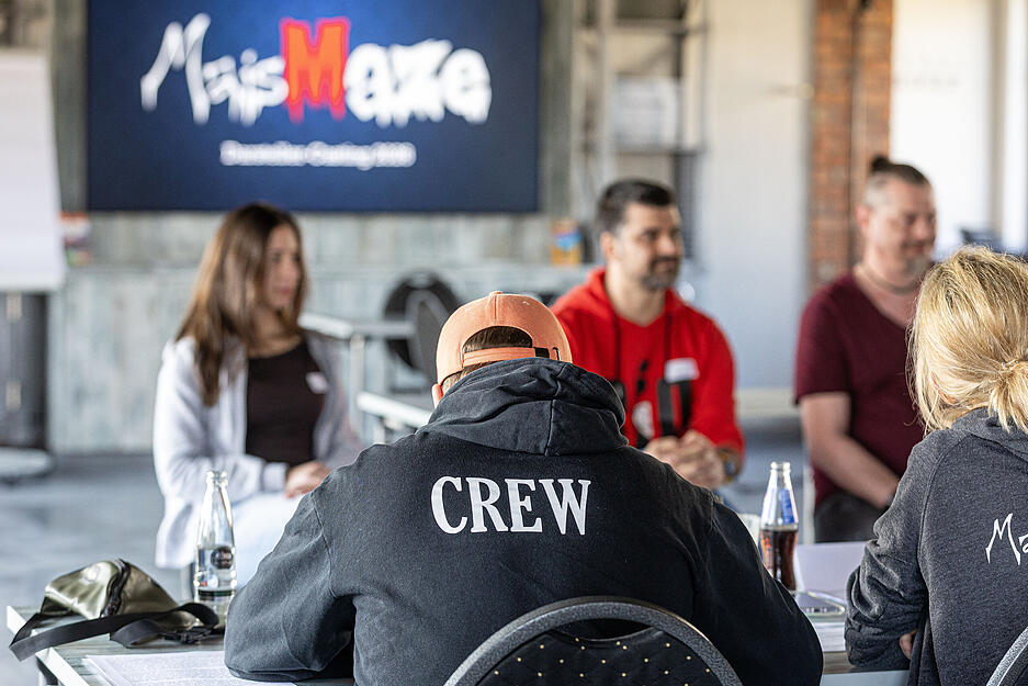 Und das alles unter den strengen Augen des Schauspielvereins Mais-Maze. Und das alles unter den strengen Augen des Schauspielvereins Mais-Maze.