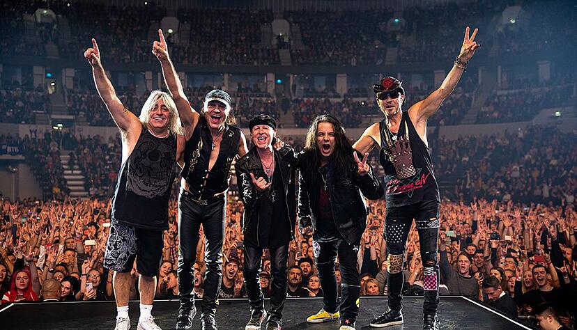 Scorpions und Alice Cooper auf der Bühne.