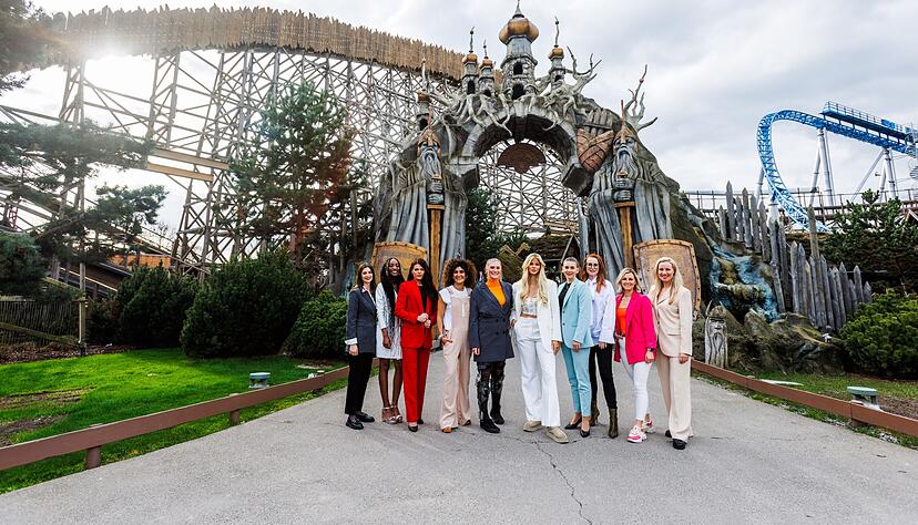 Die 10 Finalistinnen Melda Siraz (l-r), Adwoa Awuah, Ann-Katrin Lange, Apameh Schönauer, Christina Modrzejewski Larissa Neumann, Julia Schneider, Mignon Kowollik, Tamara Schwab und Isabel Gebien stehen im Europa-Park.