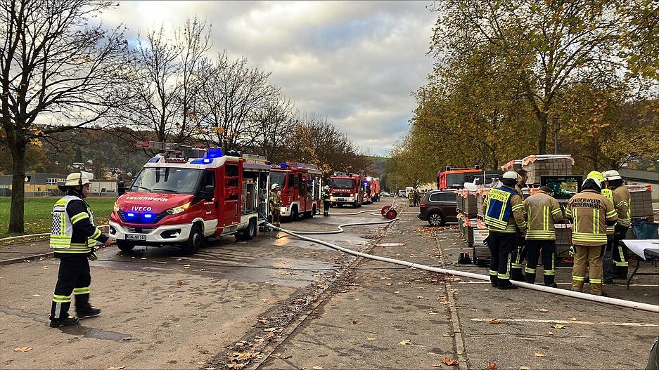 Die Feuerwehren von Niedernhall, Künzelsau und Weißbach sind am Mittwochmorgen am Solebad im Einsatz. Die Feuerwehren von Niedernhall, Künzelsau und Weißbach sind am Mittwochmorgen am Solebad im Einsatz.