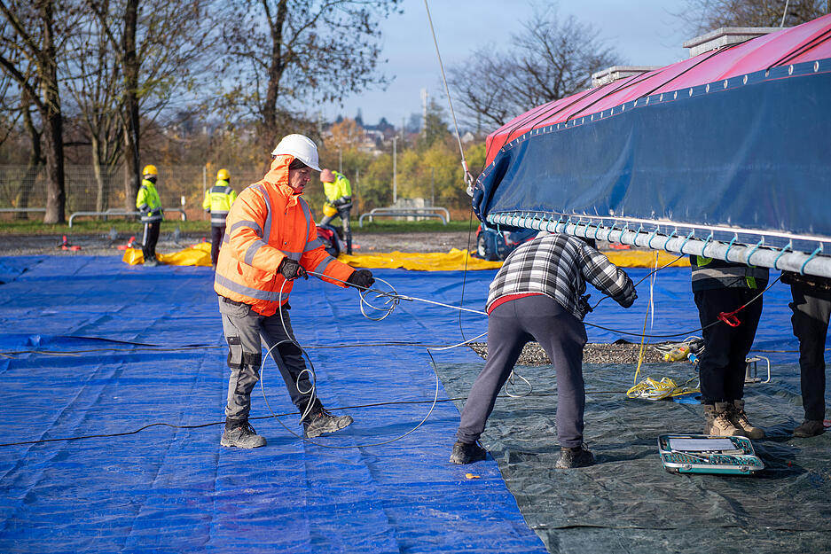 Schritt für Schritt entsteht das festliche Zirkusareal.