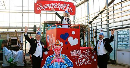 Die erste Zugmarschallin mit Herz: Hilde Weyhing mit Umzugsminister Markus Weyhing (links) und WFG-Präsident Dieter Büchle.
Foto: Ute Plückthun