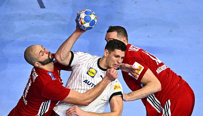 Sebastian Heymann (M) wird von zwei Ungarn verteidigt.