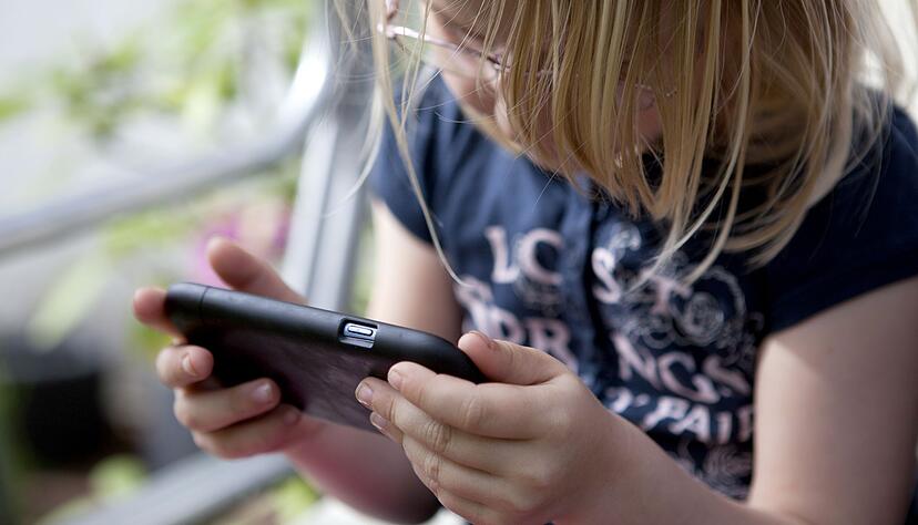 Die Augen nur auf dem Bildschirm: Auch auf die Lernleistung kann sich laut der Studie ein Smartphone-Verbot positiv auswirken.