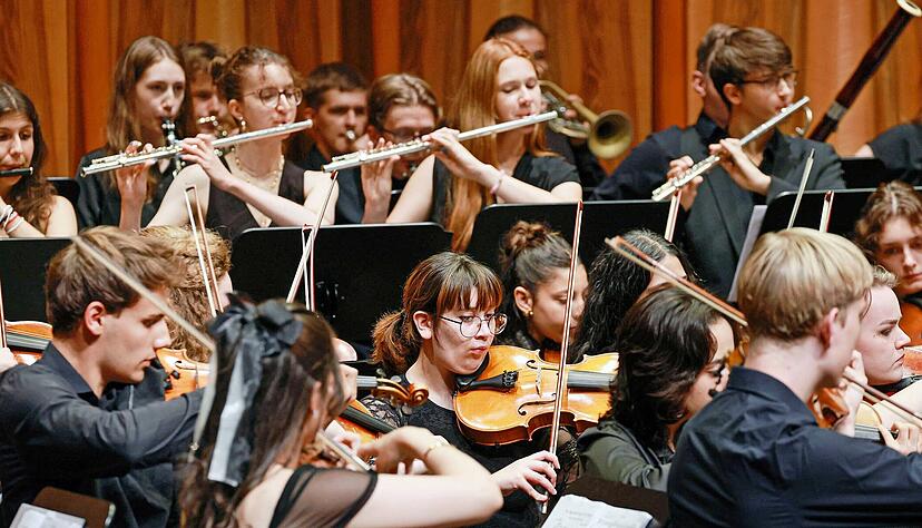 H&ouml;renswertes Projekt der V&ouml;lkerverst&auml;ndigung: 50 Musiker und Musikerinnen aus aller Welt spielen im International Youth Symphony Orchestra Bremen.