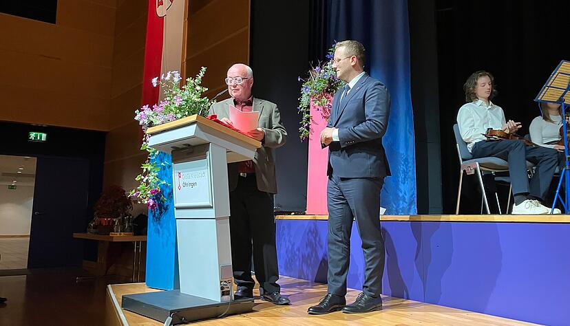 Ulrich Schimmel (links) hat ein kleines Geschenk mitgebracht: Es ist der Zettel, auf dem handschriftlich das Wahlergebnis vom 13. Juli fixiert ist. Damals holte Patrick Wegener im ersten Anlauf 66,7 Prozent der Stimmen.