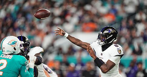 Lamar Jackson (rechts) warf bei seinem Comeback vier Touchdown-Pässe. Lamar Jackson (rechts) warf bei seinem Comeback vier Touchdown-Pässe.