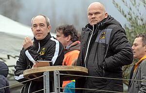 Nationaltrainer Mark Kuhlmann (rechts) w&auml;hlte einen Platz auf der Terrasse, um einen besseren &Uuml;berblick zu haben.